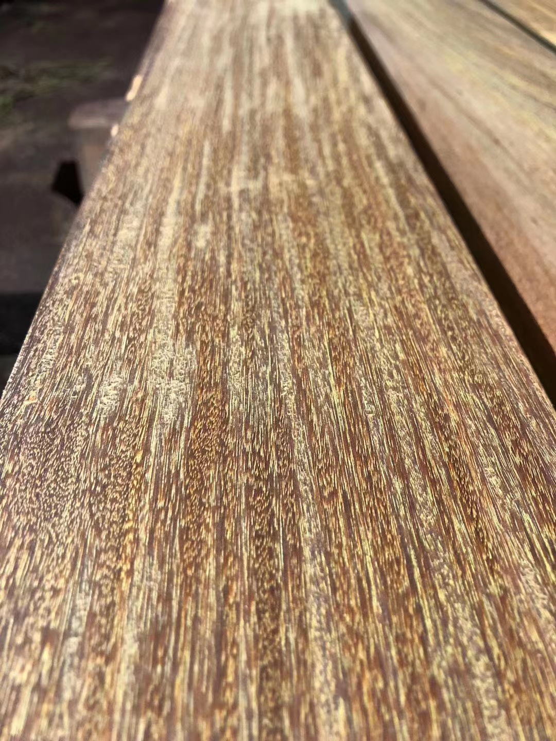 重蚁木是世界上质地密实的硬木之一,硬度是杉木的三倍