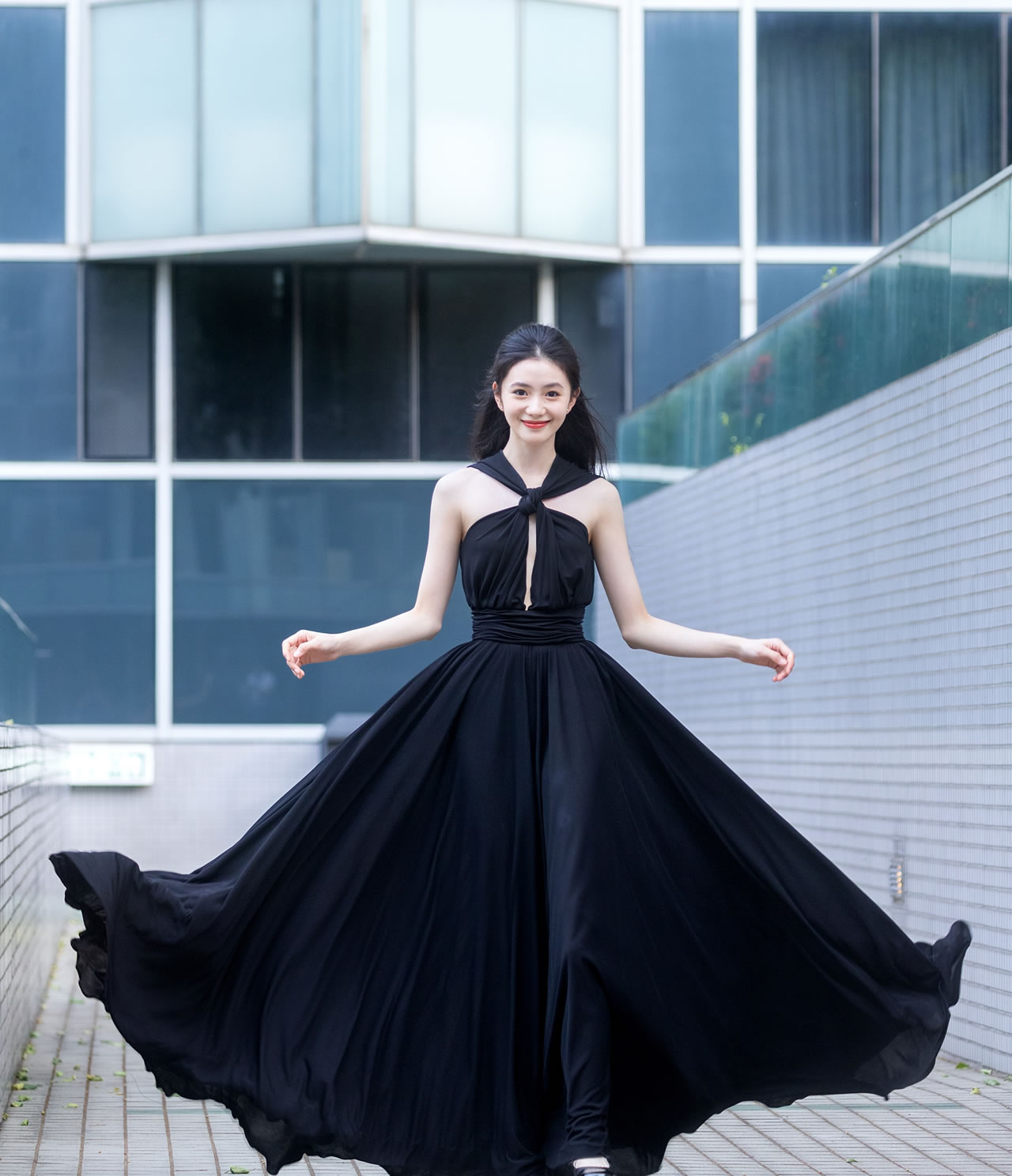 刘浩存黑色挂脖长裙,优雅精致之美78 刘浩存黑色挂脖长裙造型好漂亮