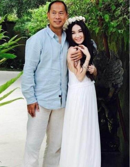 虽然温碧霞依旧貌美如花,但是她和老公之间的年龄差距