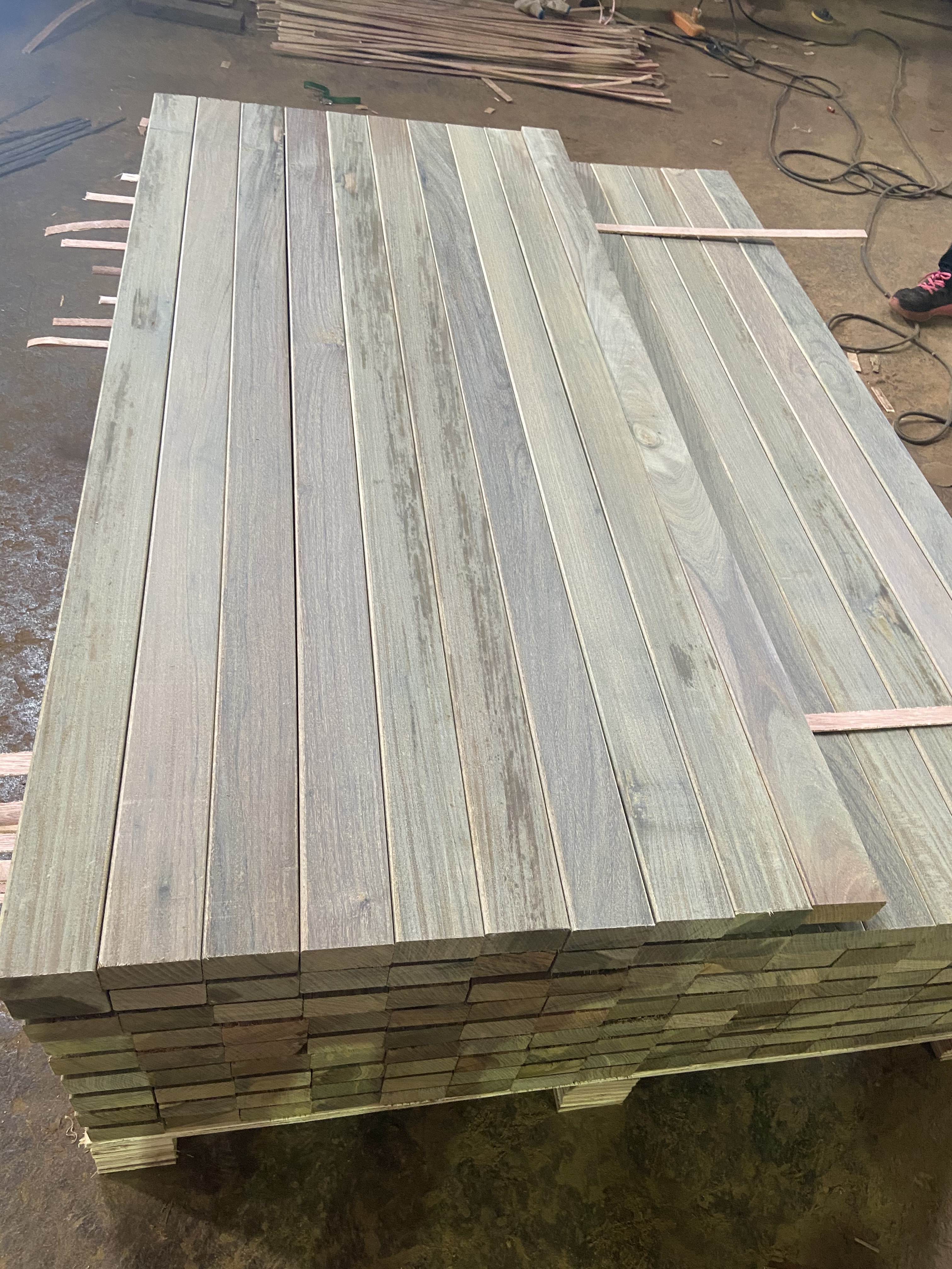 重蚁木是世界上质地密实的硬木之一,硬度是杉木的三倍