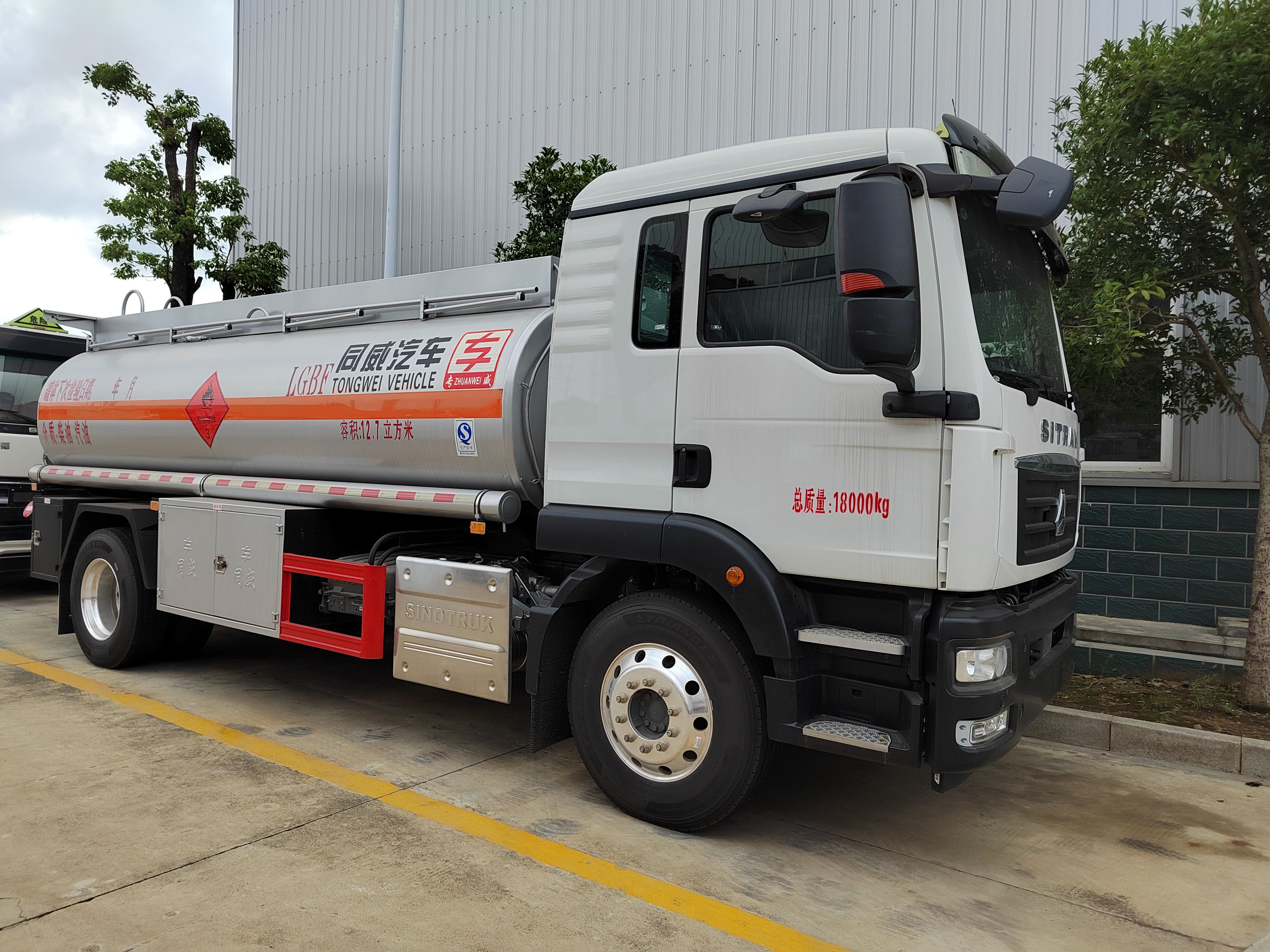 汕德卡单桥油罐车,流动加油车,柴油配送 嘿,听说你想了解汕德卡单桥