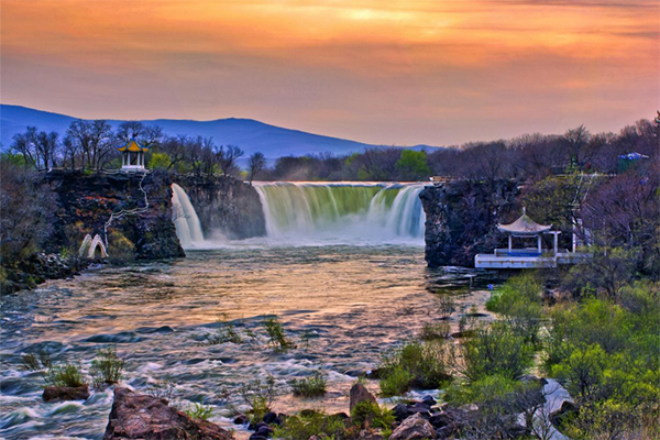 探索中国最大的高山湖泊之美 镜泊湖,位于中国黑龙江省牡丹江市东南部