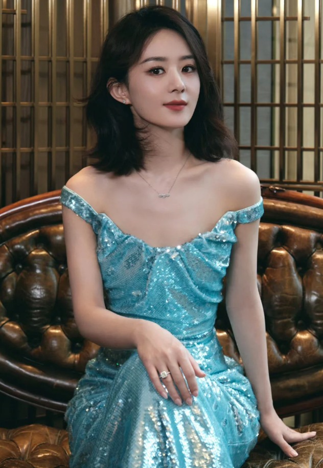 赵丽颖近况:亮片裙造型封神,短发散发魅力 最近参加直播活动时穿着一