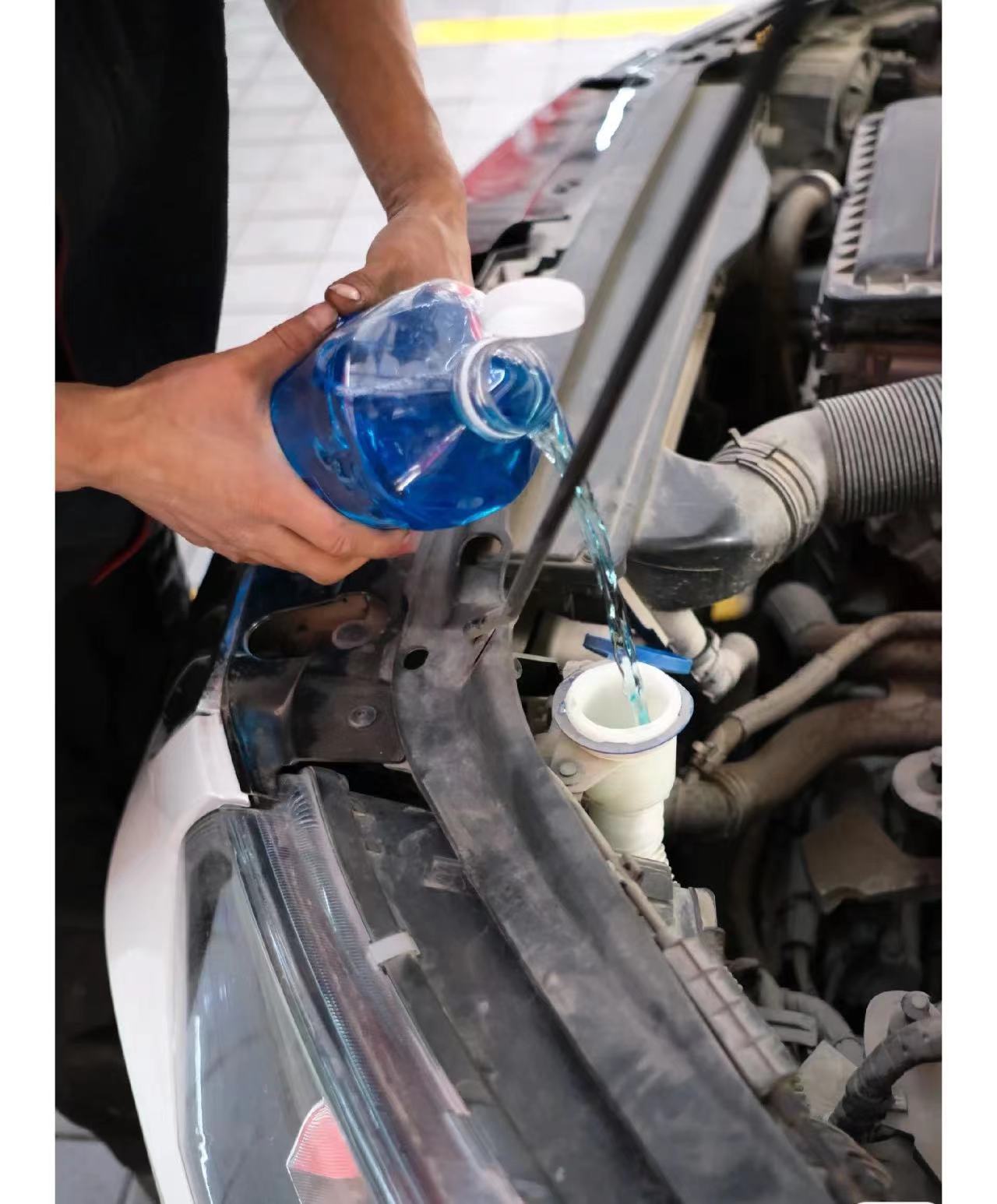 在添加玻璃水之前,请确保汽车引擎已经冷却下来或者不处于运转状态.