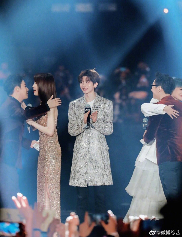 蔡徐坤演唱会互动女网红引质疑 曼谷演唱会上,蔡徐坤与粉丝的亲密互动