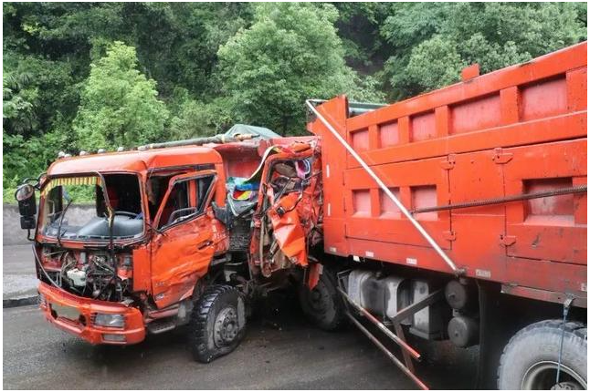 泗水县圣水峪镇小河村道路发生重型半挂牵引车碰撞事故,导致7人死亡