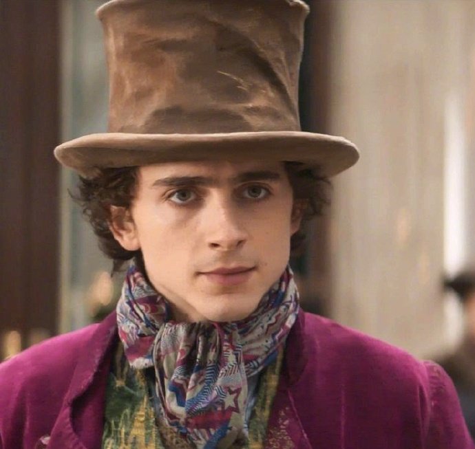 快来看看年轻时的威利·旺卡在巧克力工厂开业前的冒险故事吧!