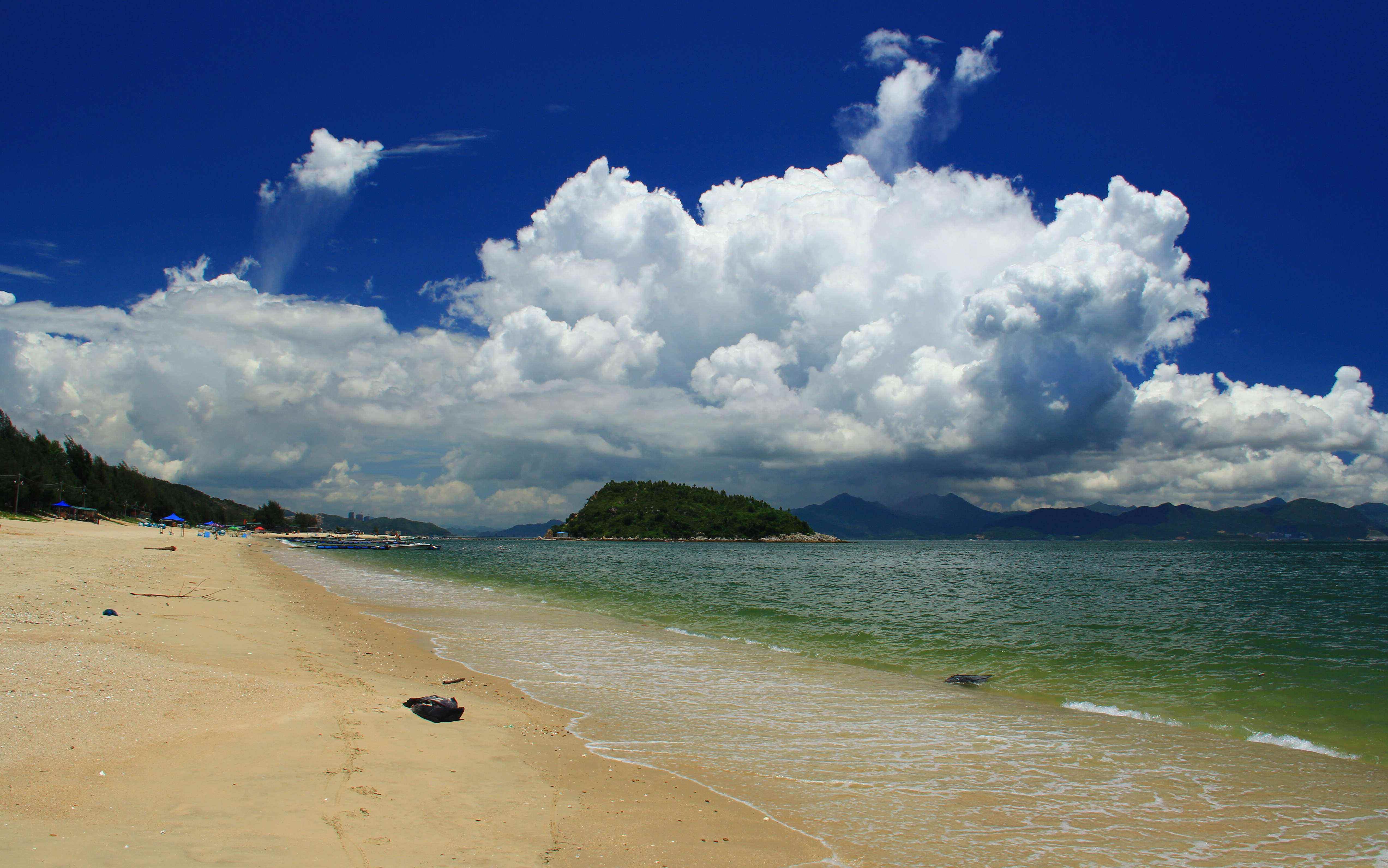 我去了大亚湾的霞涌海滩,这里有着清澈见底的海水和细腻的沙滩,让人
