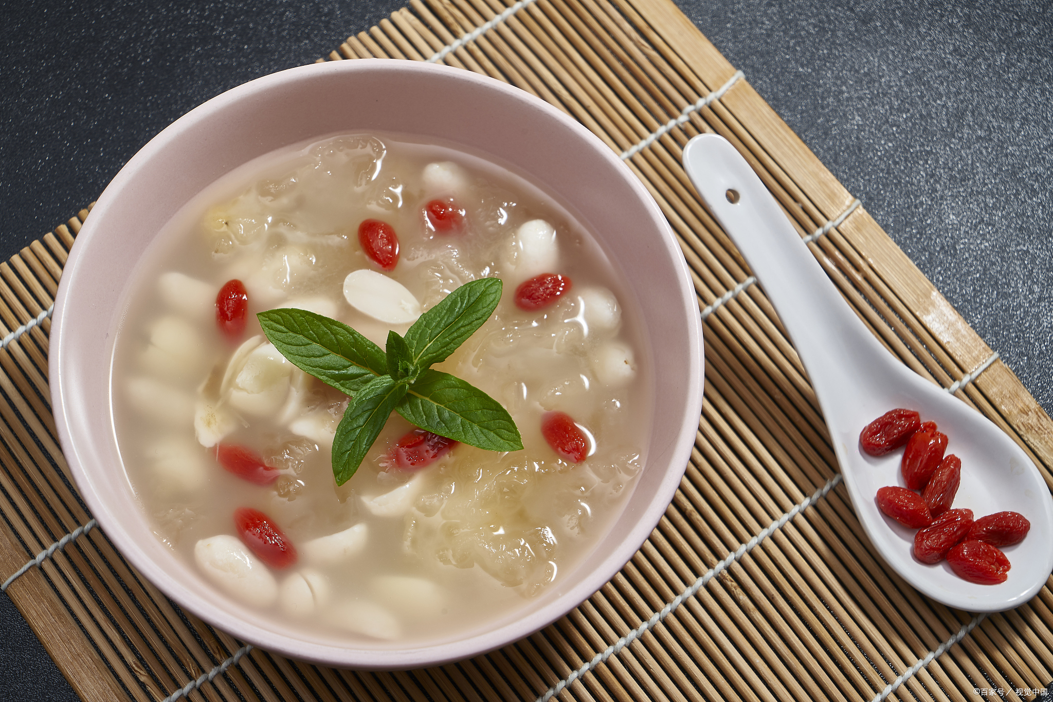 下面就来介绍一下银耳莲子羹的做法,让你在家也能享受到美味与健康的