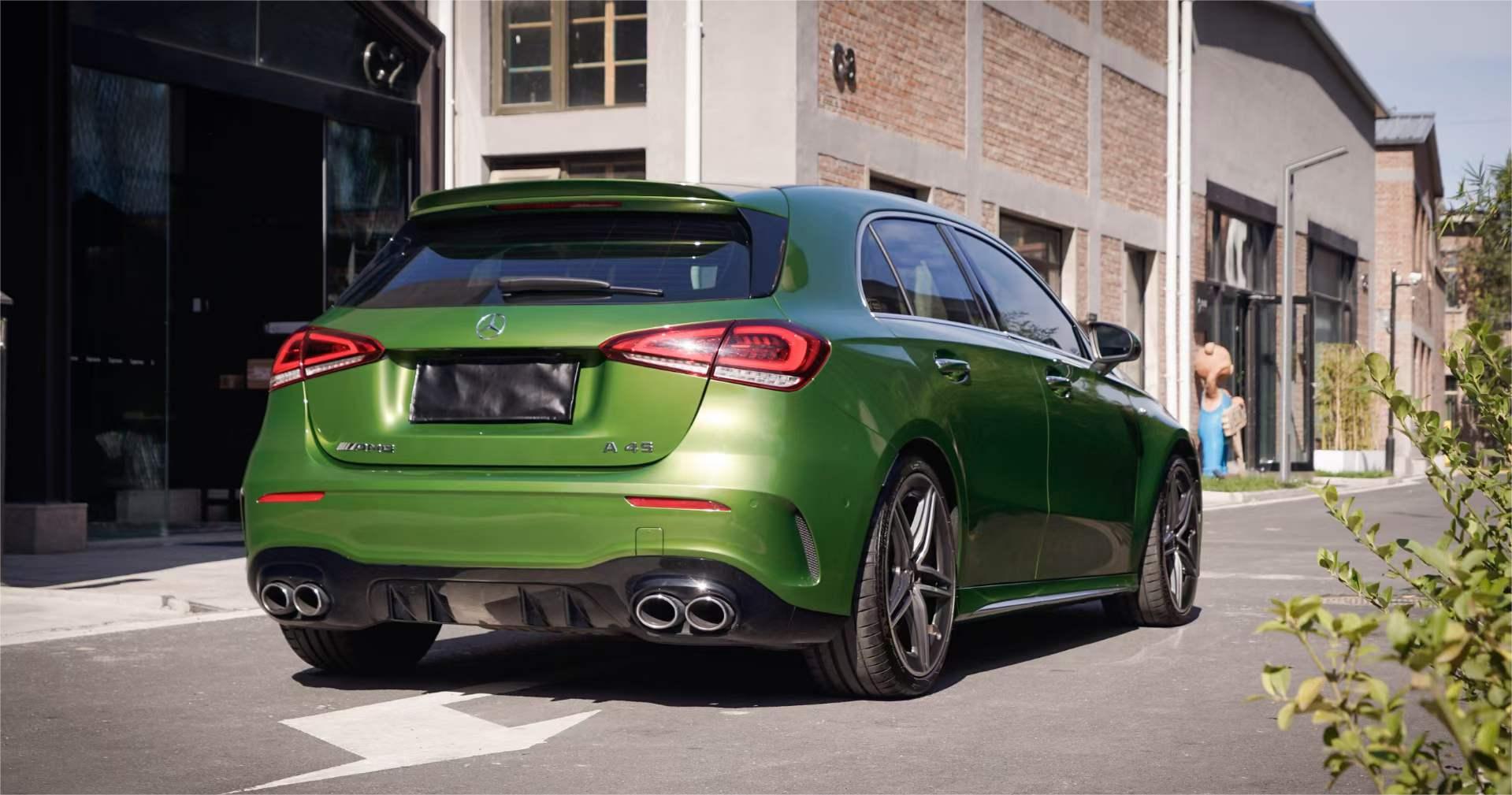 奔驰a45是一款拥有强大性能的车型,但这次车主选择将其改色为曼巴绿