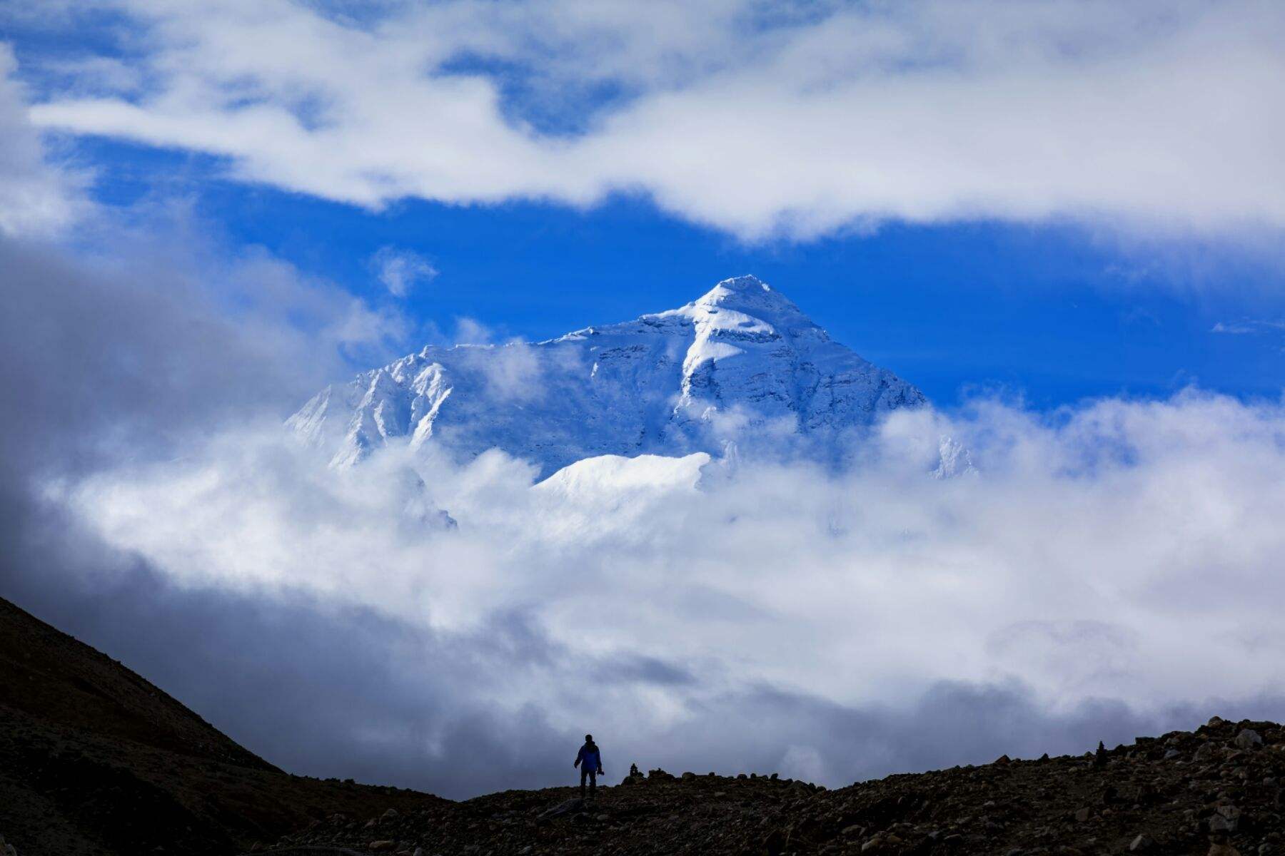 雄心壮志胸中怀, 驰骋天地底气足.