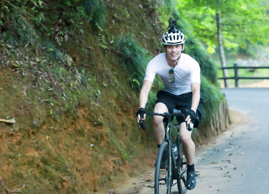 最近,吴磊小哥哥在户外活动的时候被一位骑友大哥要微信啦!