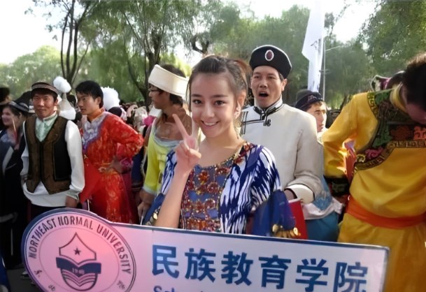迪丽热巴大学毕业照:颜值与演技双丰收 大家都很熟悉迪丽热巴,她出现