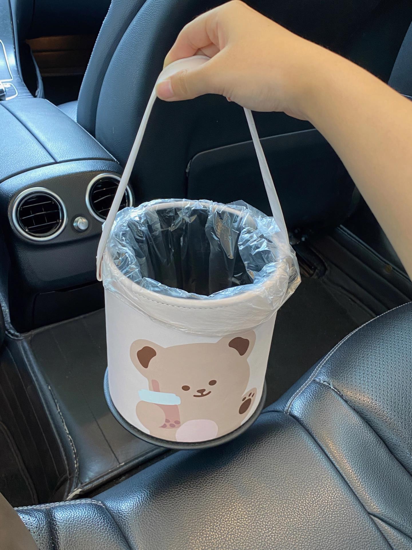 这个车载垃圾桶,真的是太方便了 开车出门总是会有垃圾产生,但是车里