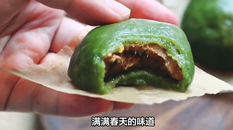 艾草饼制作大揭 94 艾草饼是一道美味可口的中国传统小吃,做法简单