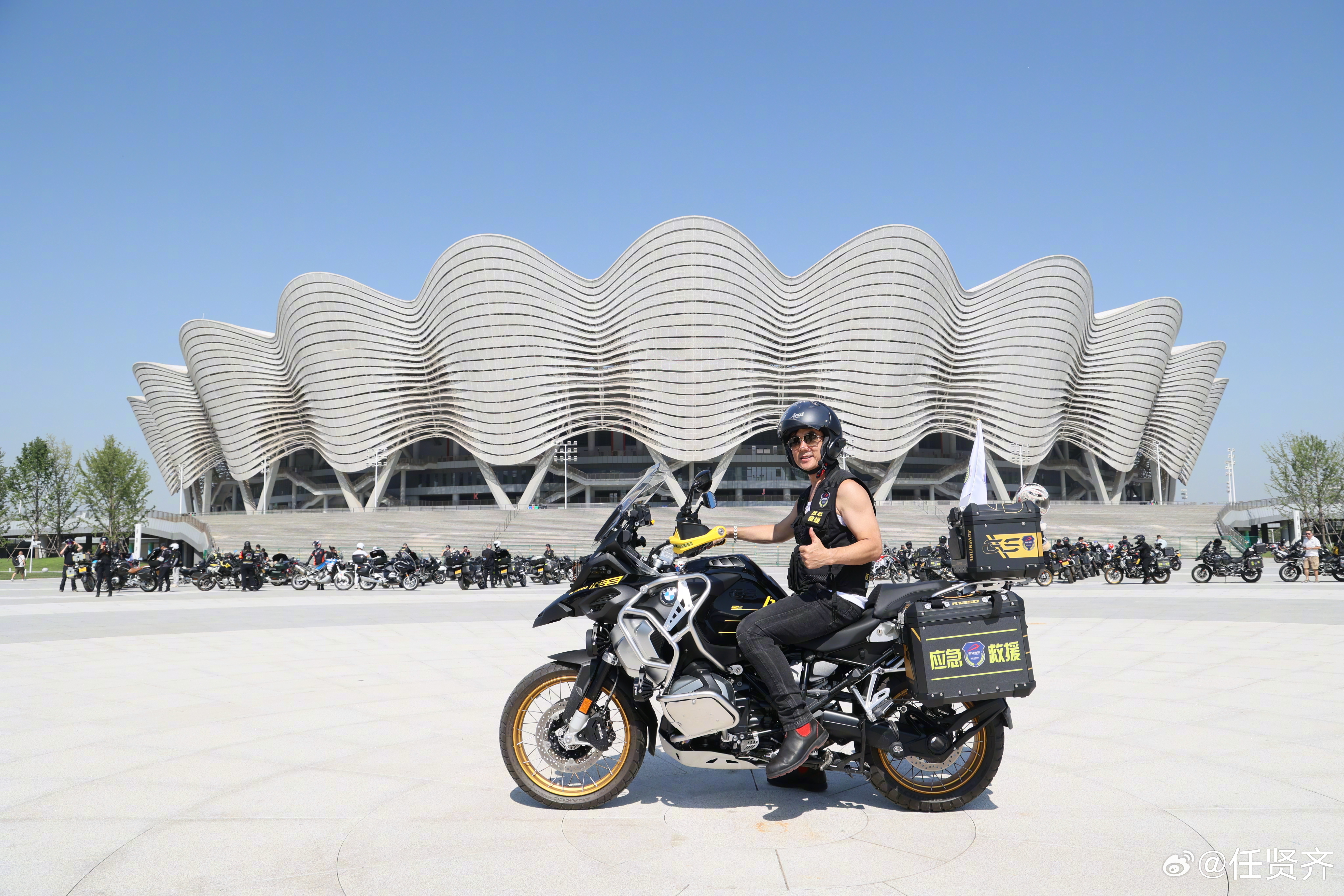 任贤齐感谢摩友:百人摩托车救援队支持 任贤齐发布消息:" 今天拉力赛