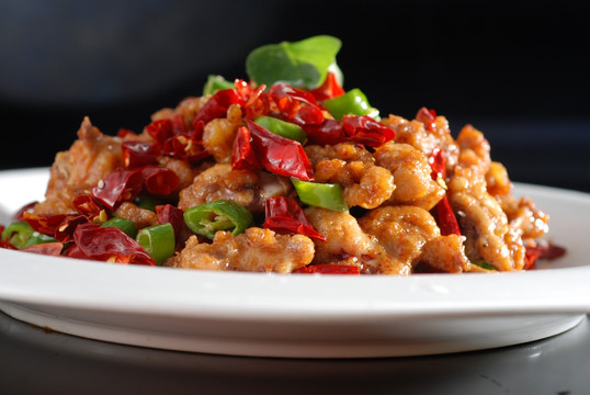 用料:掌中宝500克,脆皮粉适量,蒜片适量,葱白适量,姜片适量,干辣椒