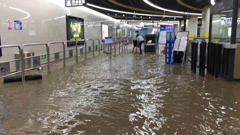 暴雨突袭深圳:地铁站进水多车被淹交通瘫痪 深圳,这座现代化的城市