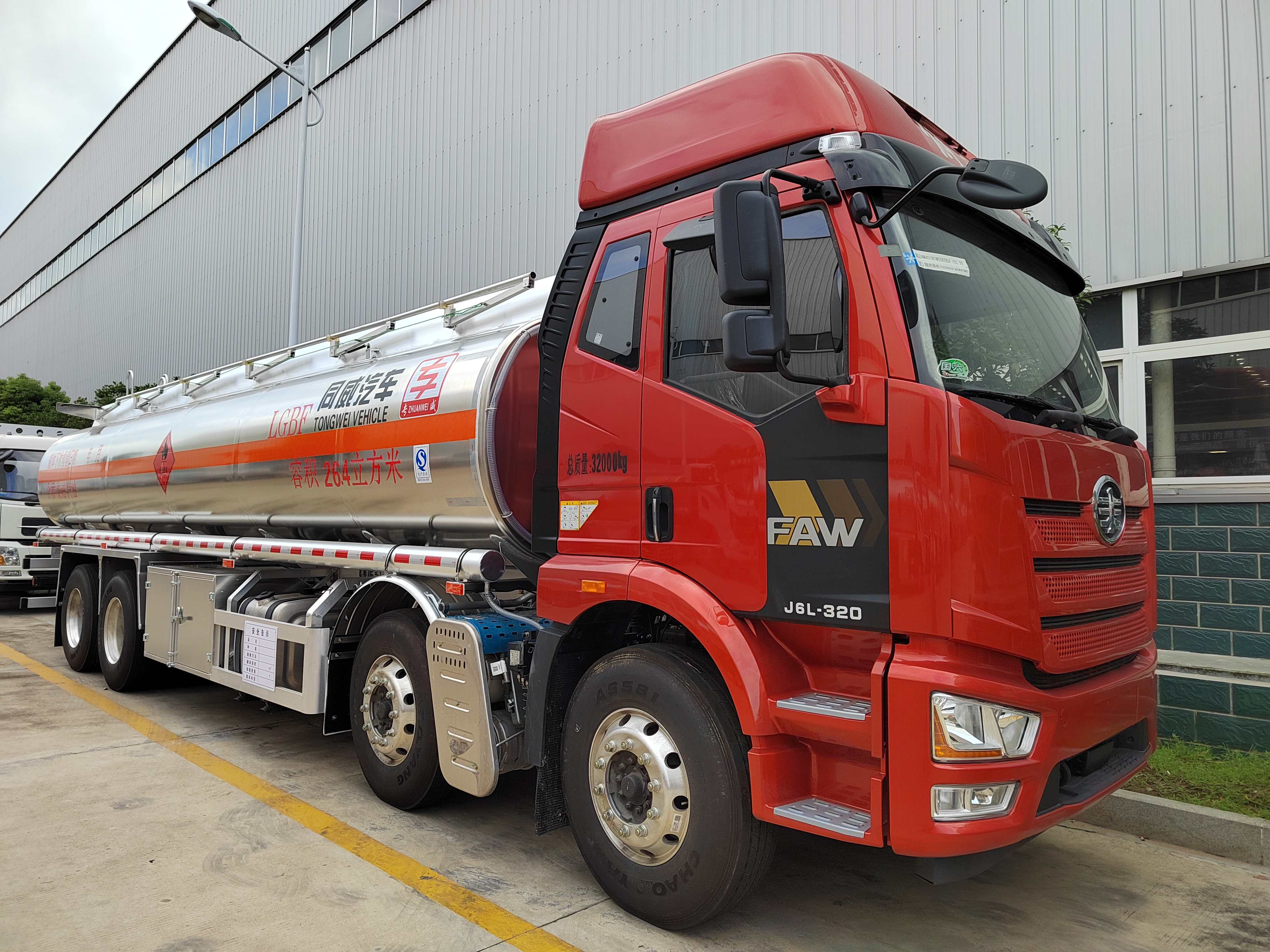 解放前四后八铝合金油罐车,柴油运输车 解放前四后八铝合金油罐车来啦