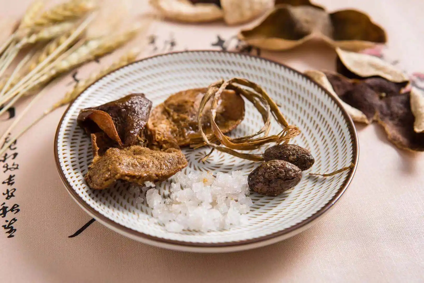 广东三宝茶的功效及常见特点 广东三宝常指的是三宝茶,即陈皮,禾秆草