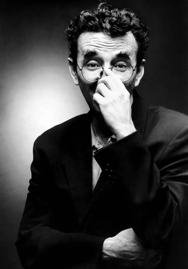 罗贝托·波拉尼奥的《地球上最后的夜晚》是一部由十四个故事组成的