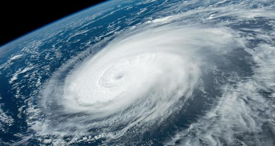 狂风怒吼,暴雨倾盆. 拔地起雷,惊涛骇浪. 孤舟漂泊,苍茫海路.