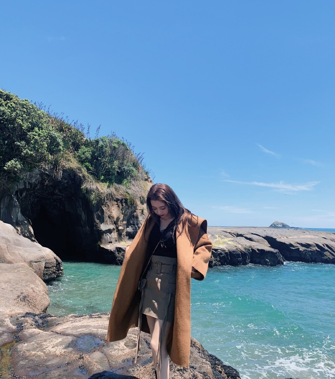 却在与朋友聚餐时因接听一个神秘电话误入正装修的