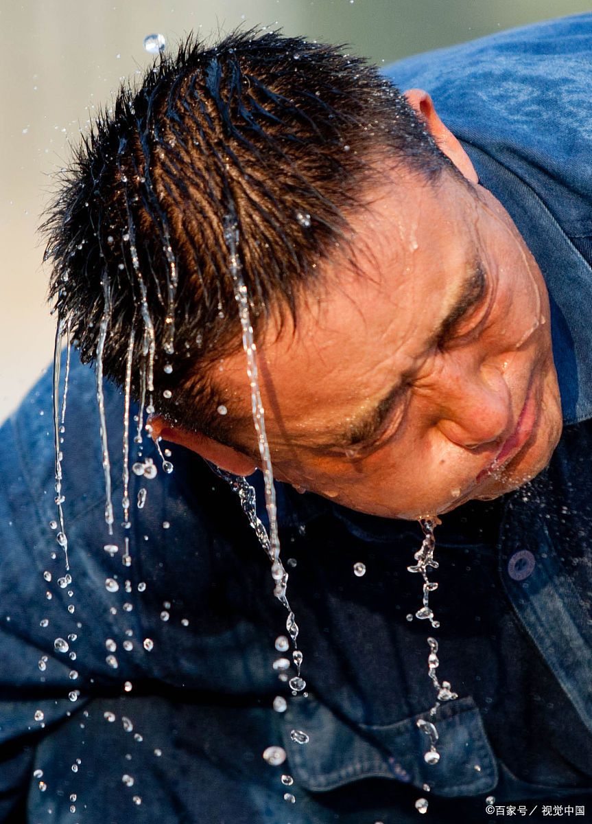 营养不良:夏季出汗有助于排除体内毒素,但如果长期