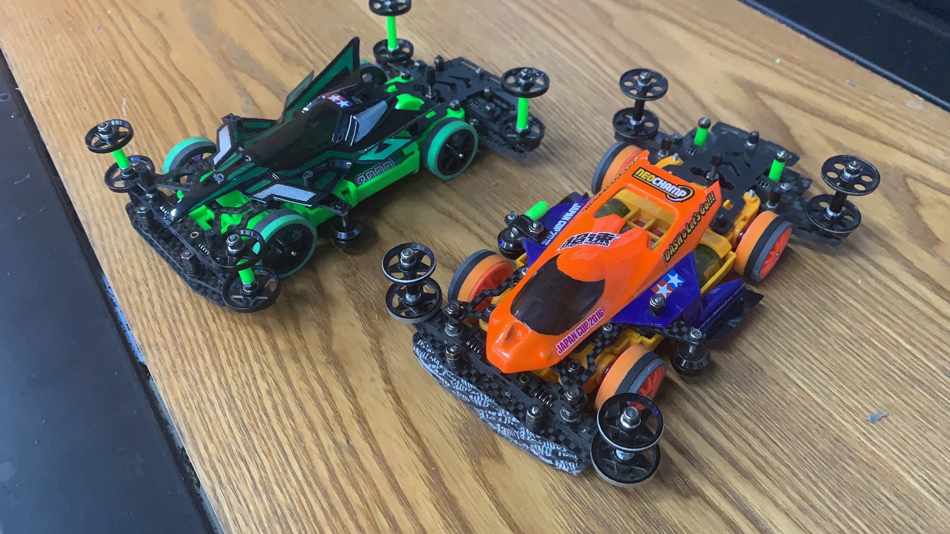 迷你四驱车可以通过比赛或表演等方式进行玩法.