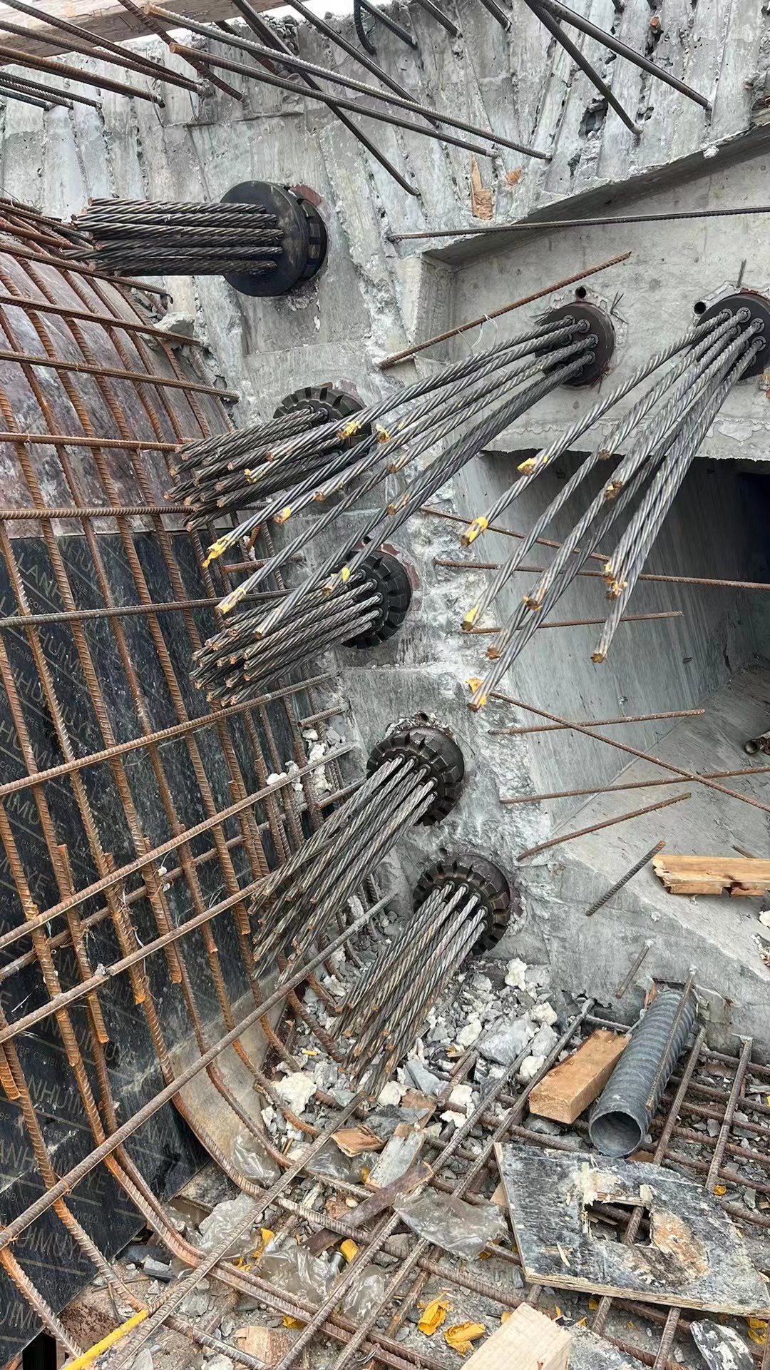 预应力孔道压浆料施工方法指南 预应力孔道压浆料施工方法:  在预应力