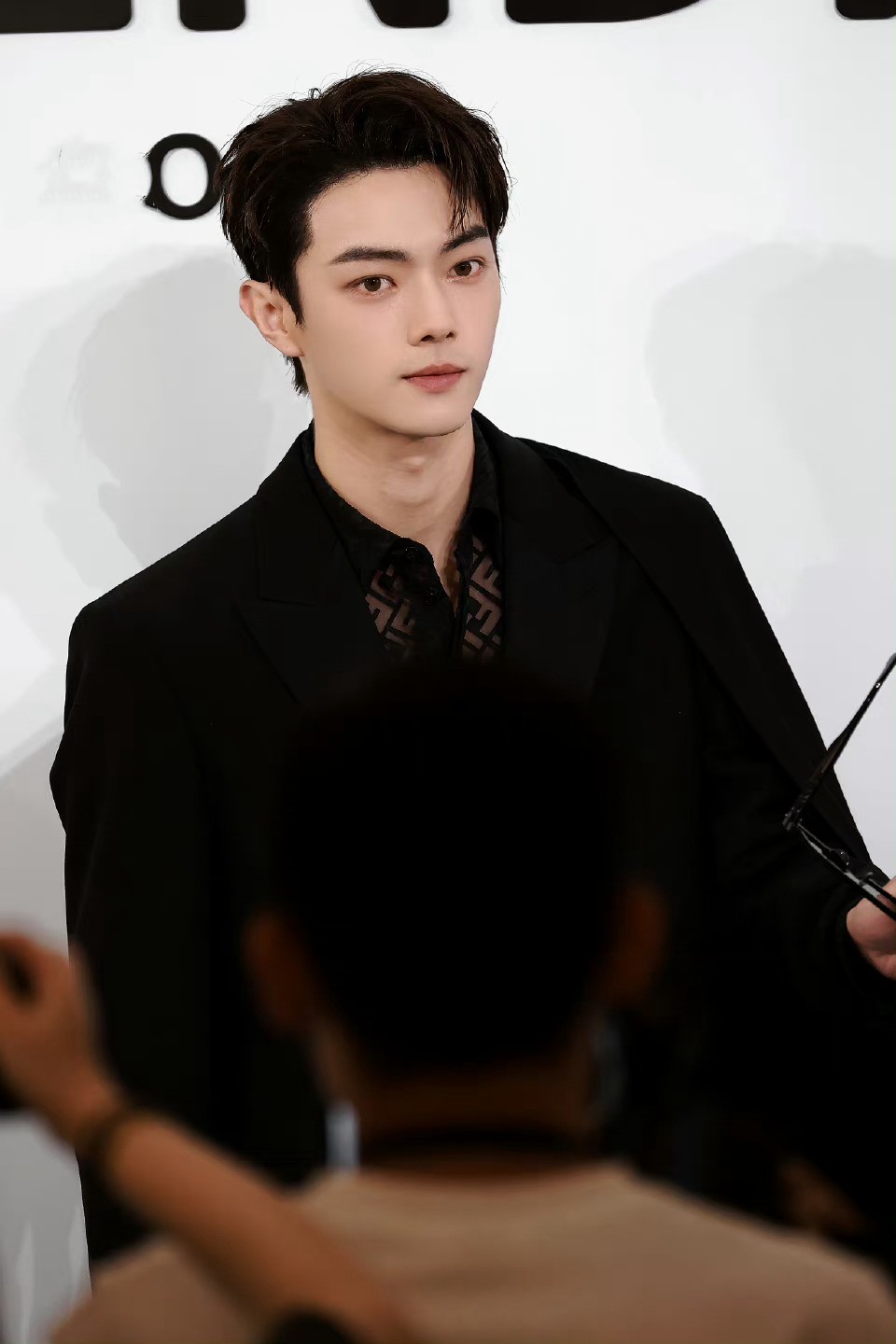 许凯镂空黑衬衫太迷人了 #娱乐# 许凯披风半身,太帅了!