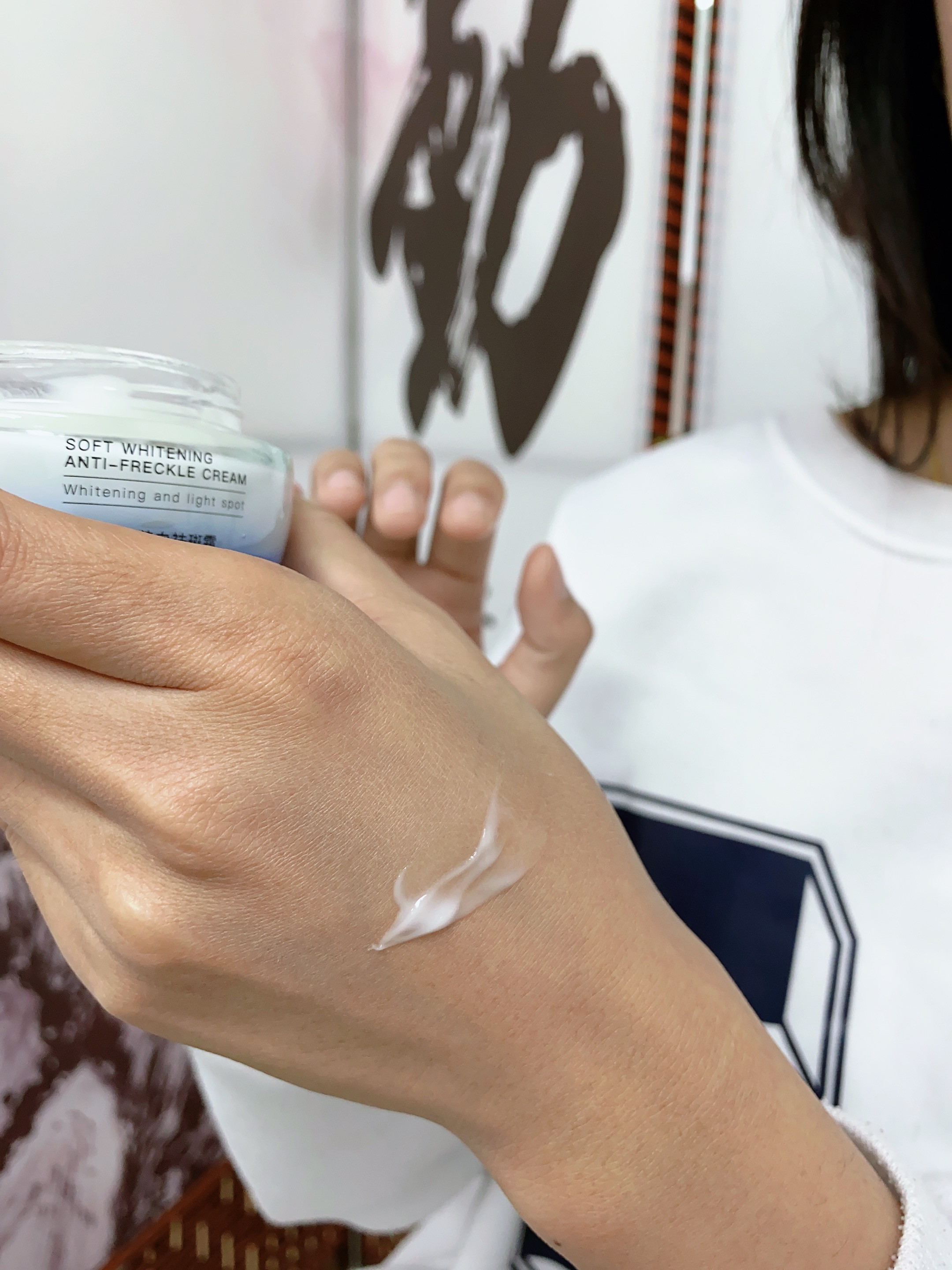 05 - 套装里有爽肤水,精华液和祛斑霜 每天早晚使用