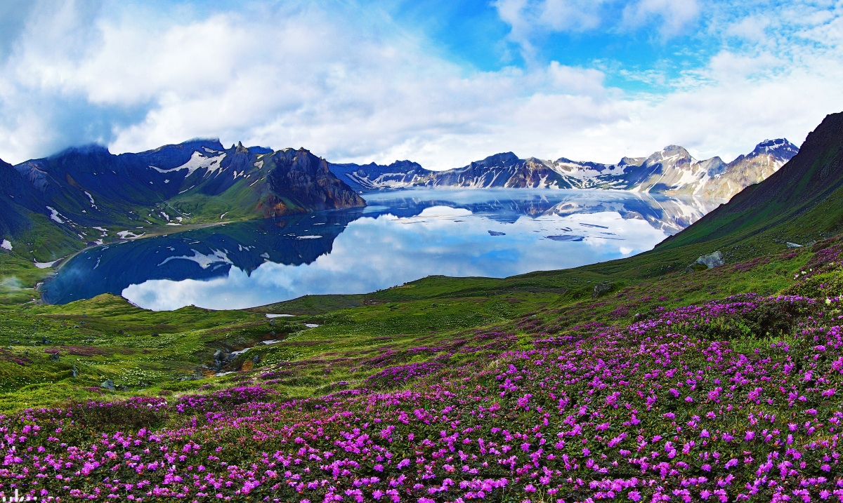 长白山天池简介 长白山天池,又称白头山天池,位于吉林省东南部长白山