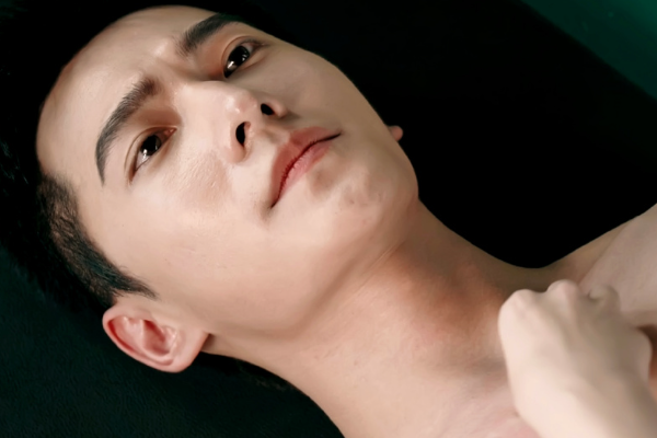 杨洋在新剧《我的人间烟火》半裸出镜!