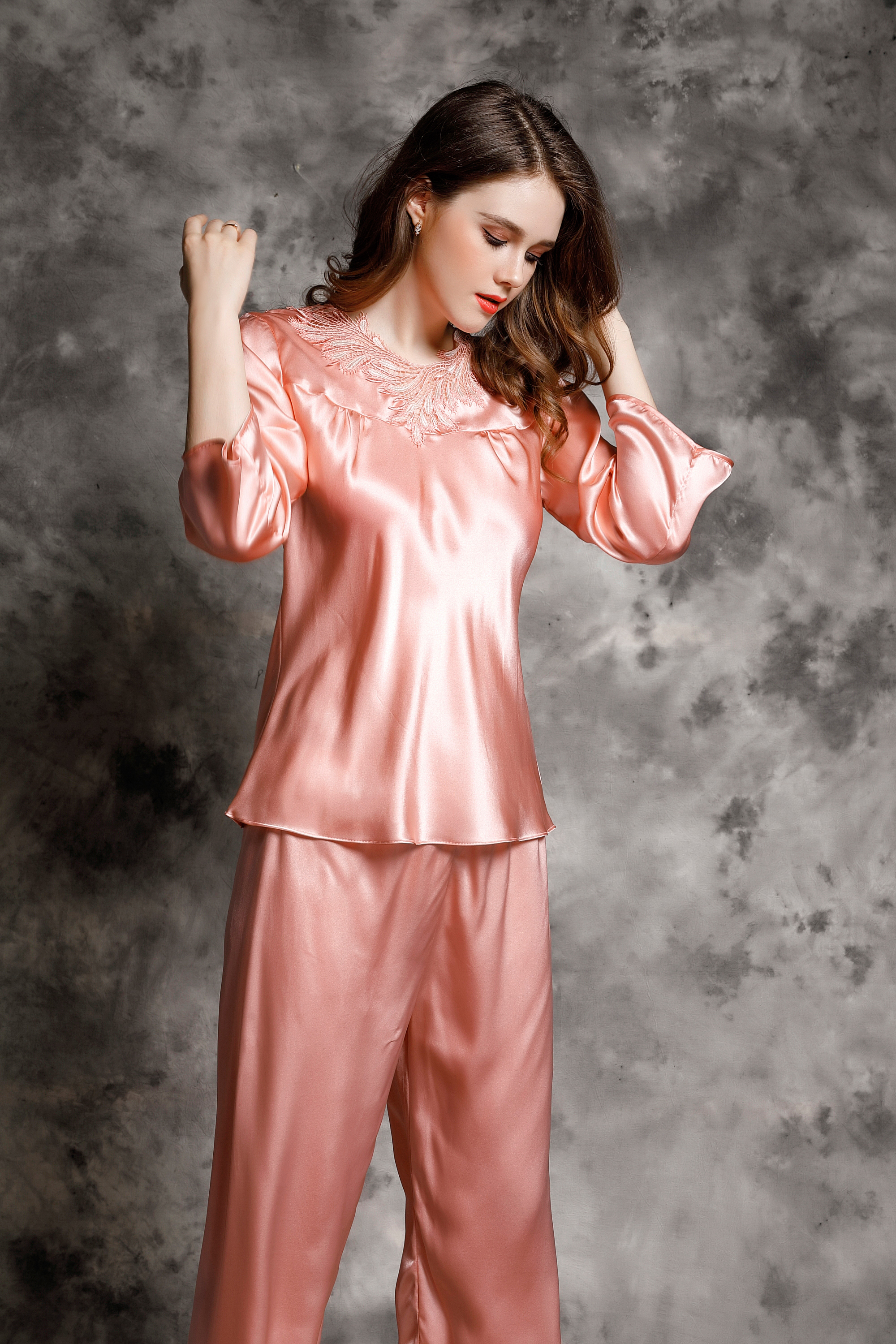 真丝睡衣演绎的成熟奢华与舒适风情!