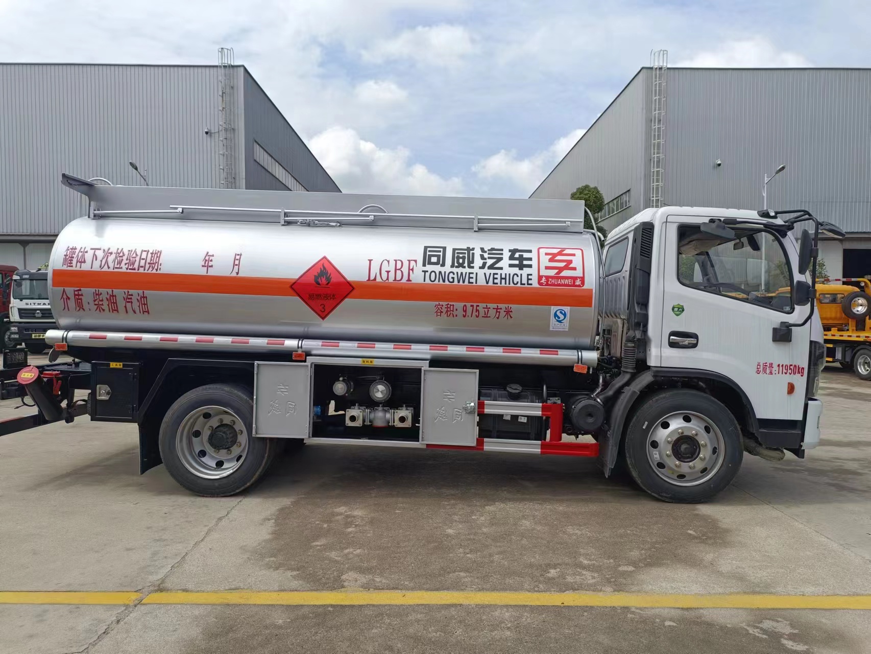 8吨性价比高的油罐车,柴油运输车厂家 #东风福瑞卡油罐车##9.