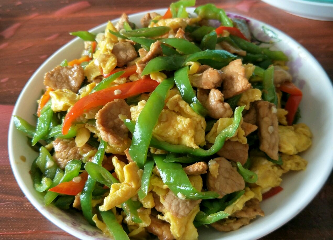 青椒鸡蛋炒肉 圆白菜炒土豆片,有肉有蛋还有蔬菜,口感丰富,营养齐全.