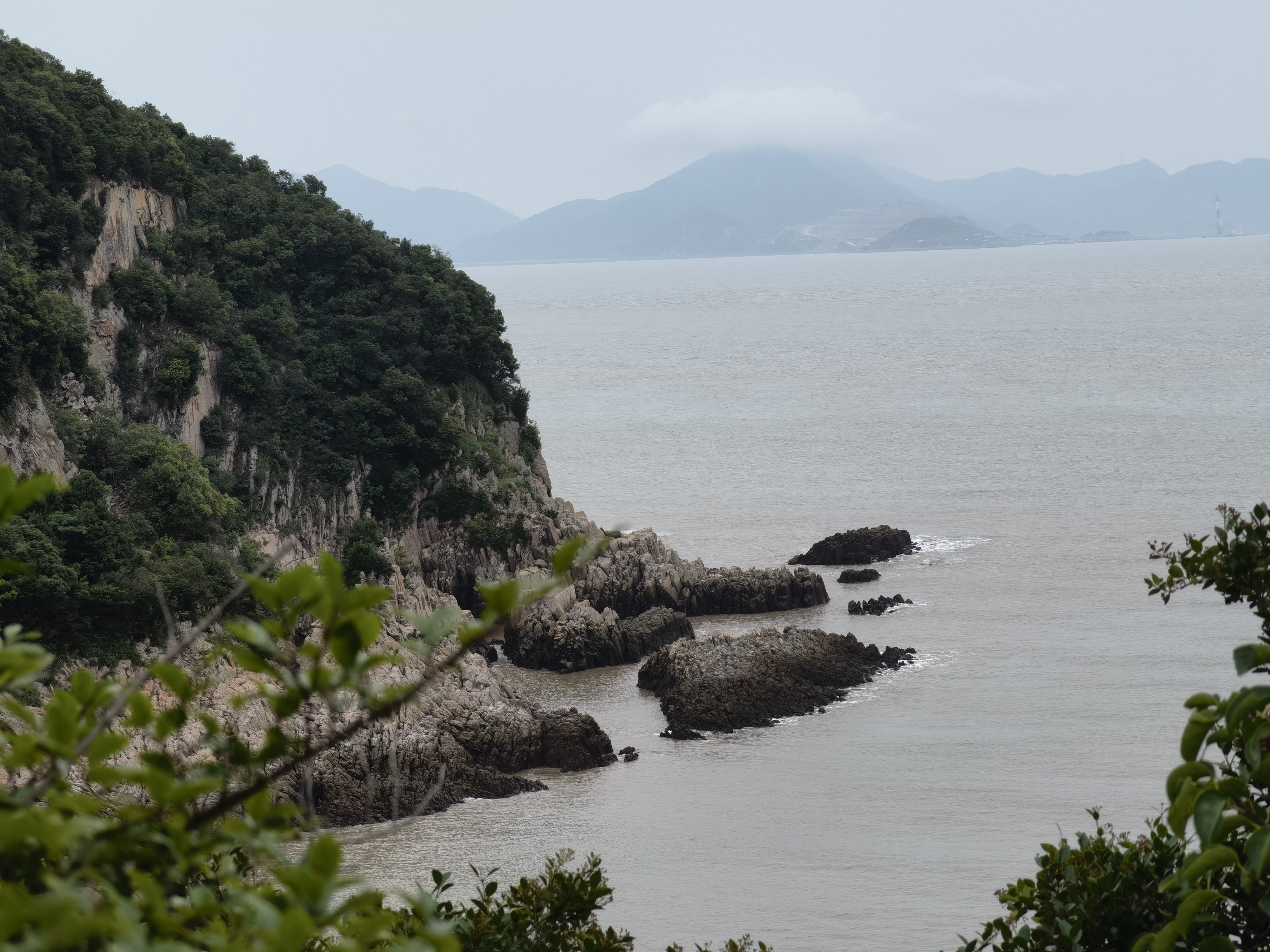 当我第一次看到象山花岙岛的石林景区时,我不禁惊叹于大自然的神奇和