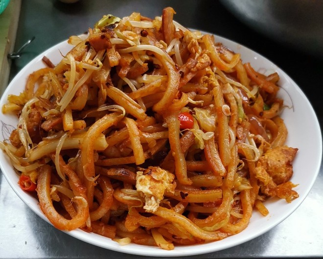 以下是基于你提供的食谱【炒饼丝】的菜谱:  03材料: - 鸡蛋04