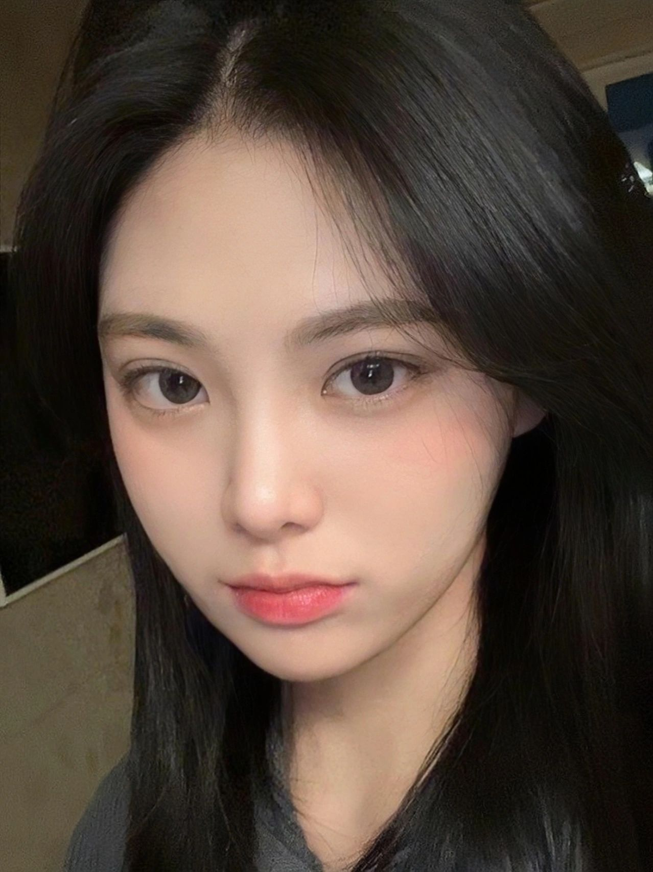 哎呀,山根好像有点低哟～78不过直鼻微翘和人中真的超可爱,幼态脸