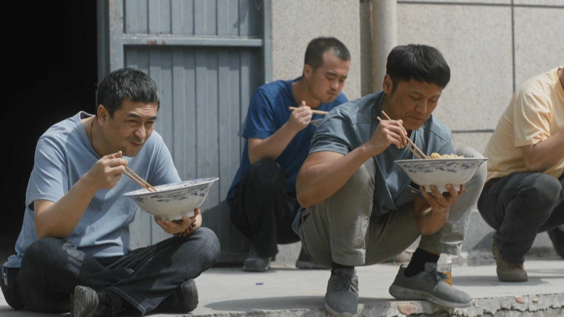 这才叫吃饭,看看这碗,你就知道饭有多香了 看过《装台》电视剧的你们