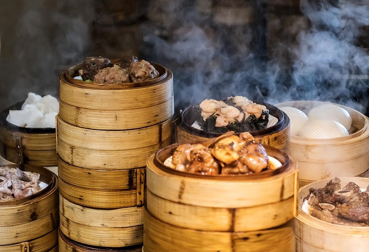 广府美食起源南北朝,成为菜系需追溯到唐代以后.特点是原汁原味,主张