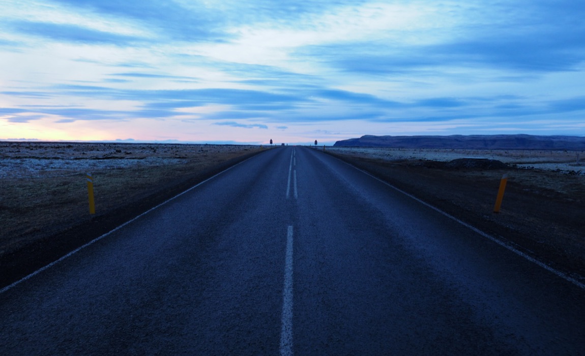 希望之路 这条公路穿行于荒野和山脉之间,显得格外孤独和寂静.