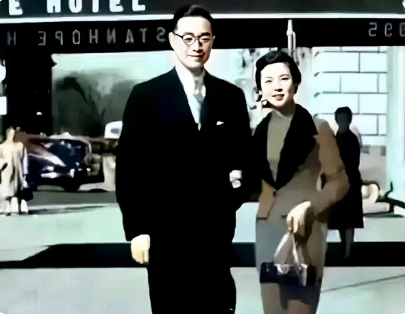 看这张老照片,一对男女手挽着手.