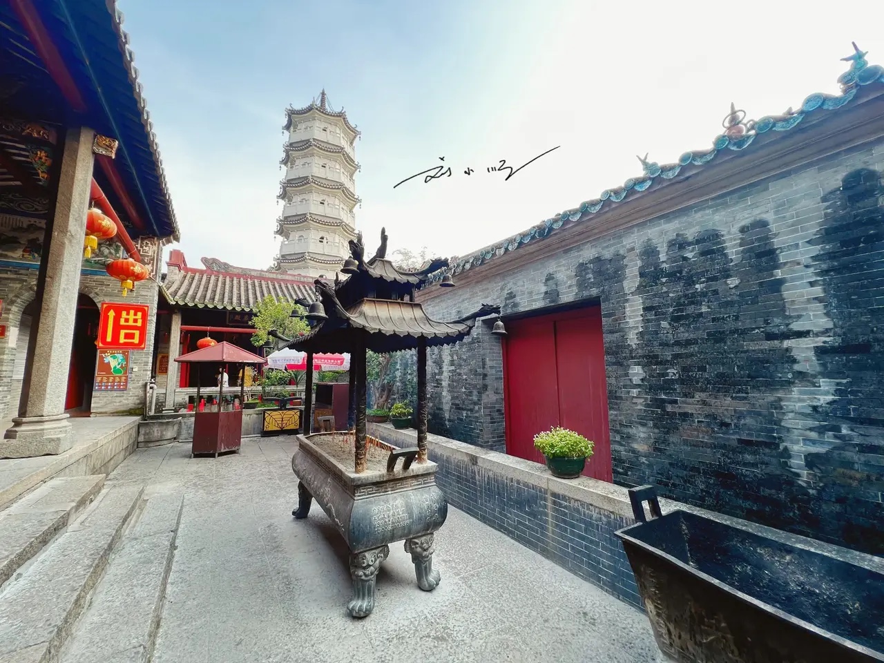 广东省云浮市新兴县国恩寺,位于广东省西北部的新兴县境内,是一座历史