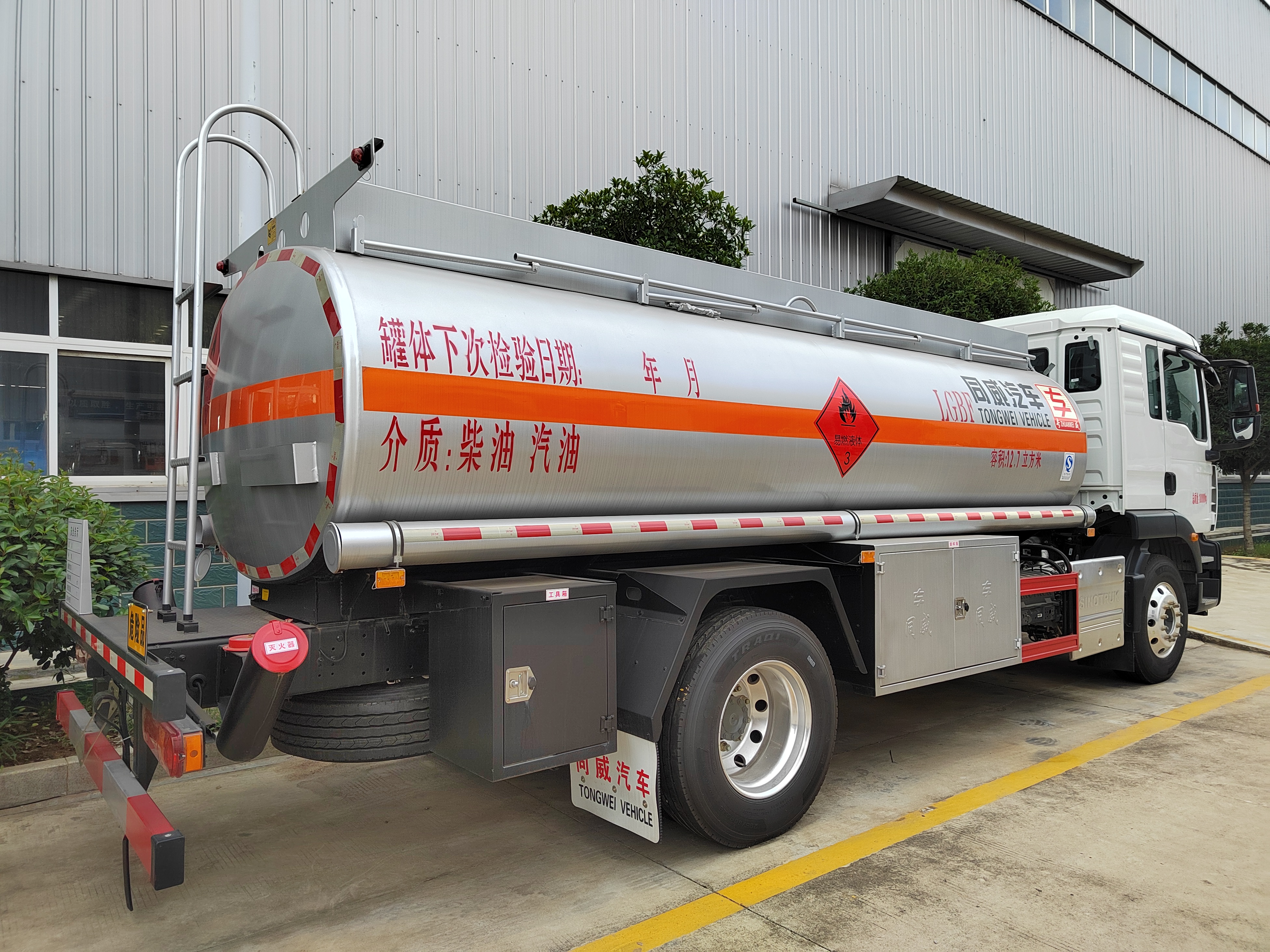 汕德卡单桥油罐车,流动加油车,柴油配送 嘿,听说你想了解汕德卡单桥