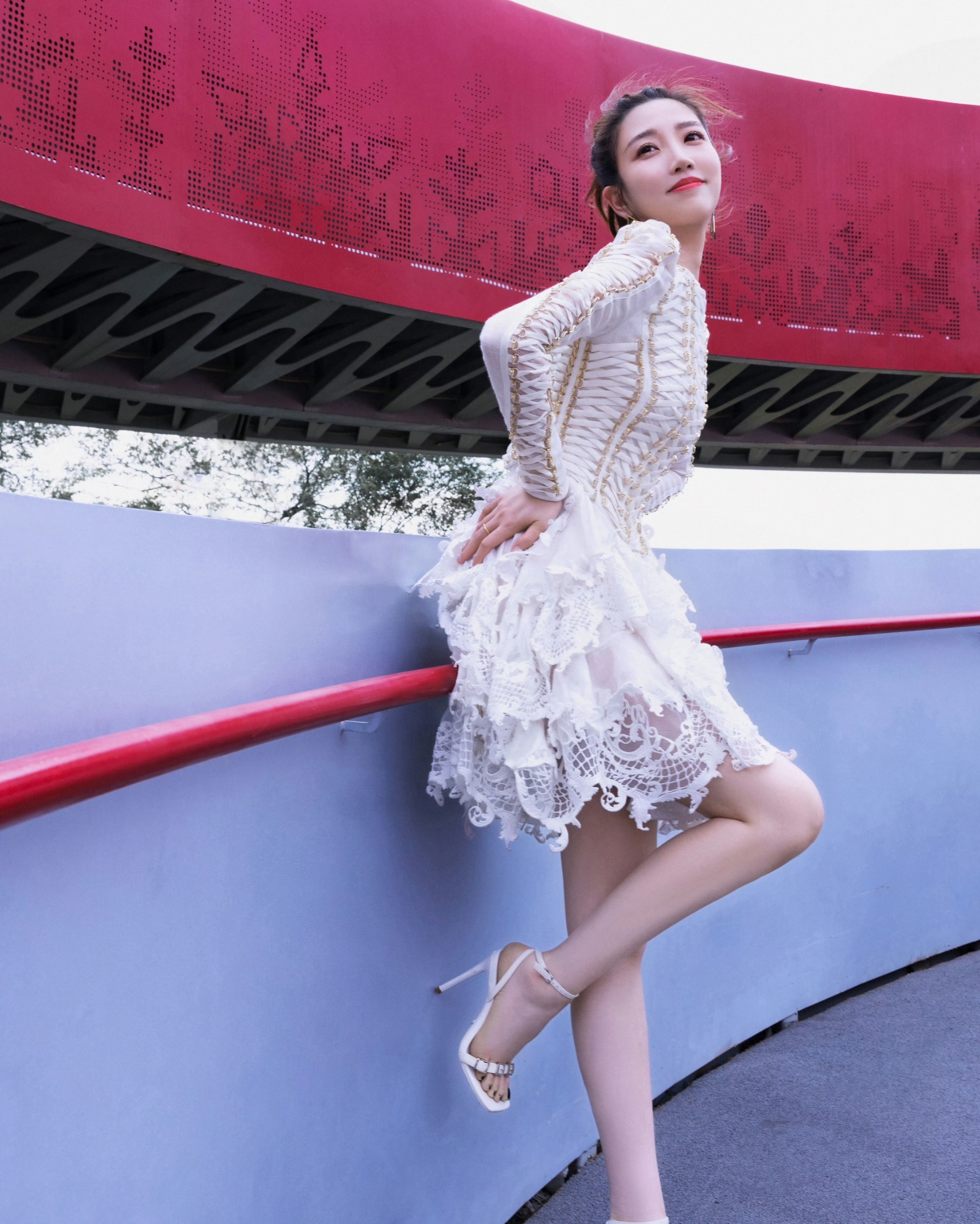 张纯烨 最美主持人~ 白色一字带高跟凉鞋90