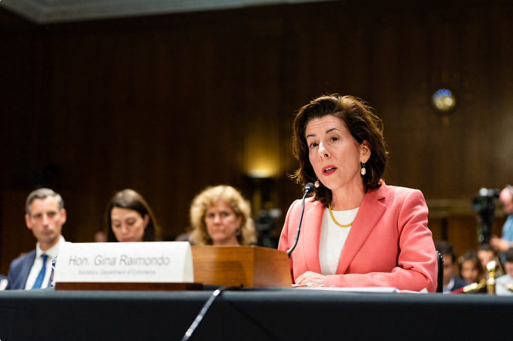 据彭博社,路透社等多家外媒报道,雷蒙多在美国众议院听证会上被议员