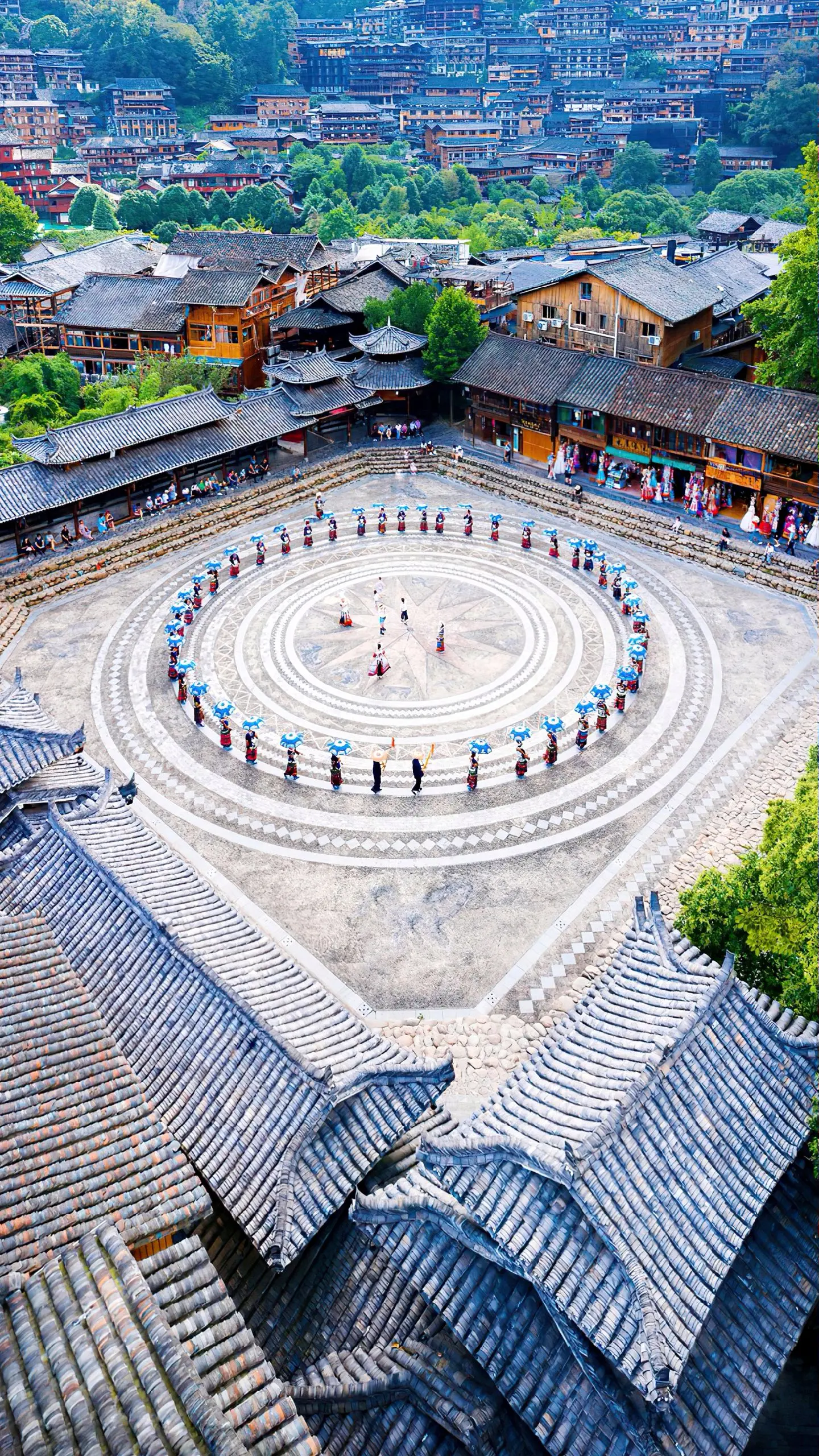 中国最大的原生态苗族寨子就是西江千户苗寨啦!