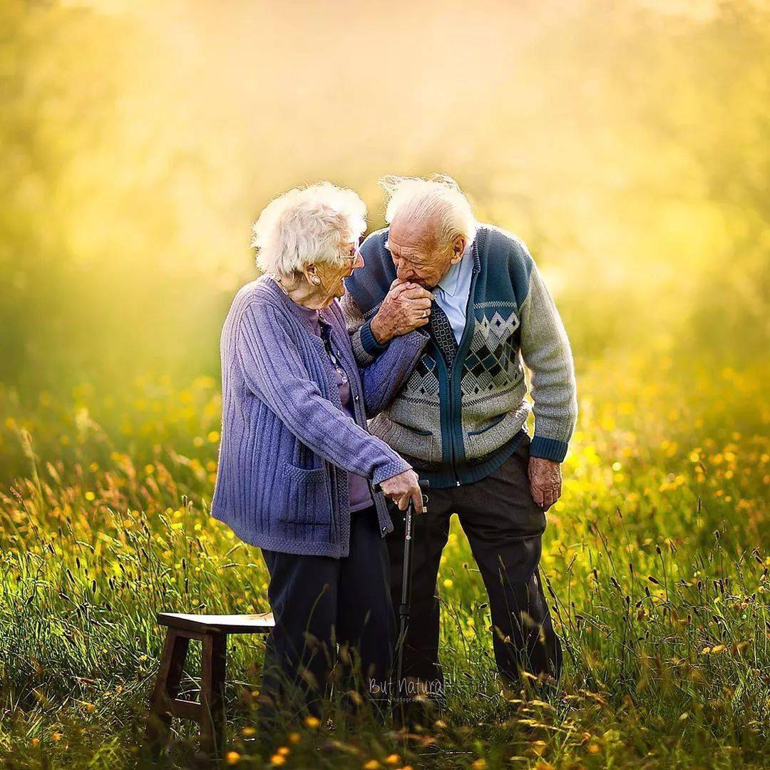 这位国外摄影师拍摄的老年夫妇照片真美,让人感受到了爱和陪伴的珍贵